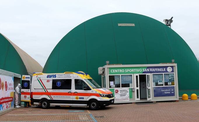 foto ipp giorgio rossi milano 23 03 2020 emergenza coronavirus - covid 19 arrivo del primo paziente nella tensostruttura sportiva adattata in reparto rianimazione all ospedale san raffaele nella foto l ambulanza si avvicina alla struttura  0