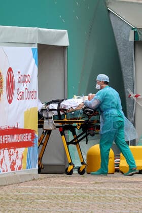 foto ipp giorgio rossi milano 23 03 2020 emergenza coronavirus - covid 19 arrivo del primo paziente nella tensostruttura sportiva adattata in reparto rianimazione all ospedale san raffaele nella foto medici e amulanzieri trasportano il rpimo paziente all interno del reparto  0