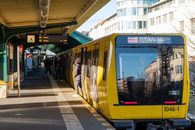 Fest Menschenleerer U Bahnhof Schönhauser Allee Coronakrise Everyday life with the virus