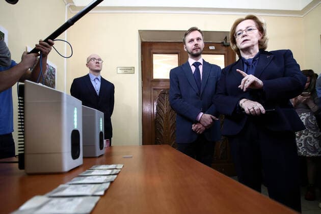 MOSCOW, RUSSIA - MARCH 23, 2020: The CEO of the Federal Research and Clinical Center of Physical-Chemical Medicine, Vadim Govorun (C) and Russia s Healthcare Minister Veronika Skvortsova (R) during a press briefing as part of the demonstration of a polymerase chain reaction (PCR) kit for COVID-19 coronavirus testing at the Federal Research and Clinical Center of Physical-Chemical Medicine of the Federal Medical and Biological Agency (FMBA). Sergei Fadeichev TASS  TS0D31DD