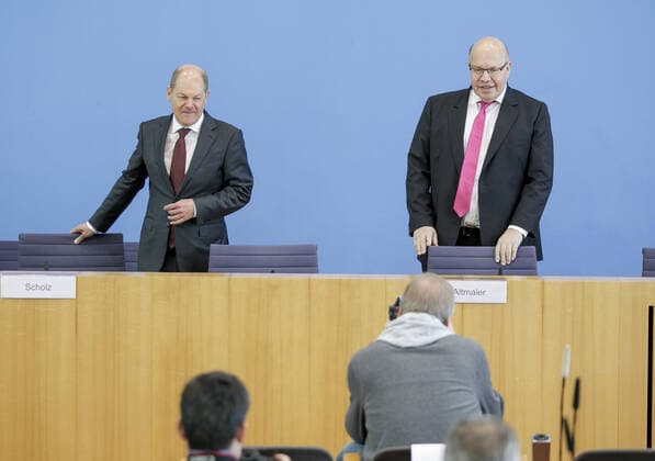 Federal Finance Minister Olaf Scholz, SPD, and Federal Economics Minister Peter Altmaier, CDU, speak at the Federal Press Conference on the Supplementary Budget 2020 and the Response to the Corona Crisis Berlin, 23 03 2020 Berlin Germany Copyright: xThomasxImo photothek.netx