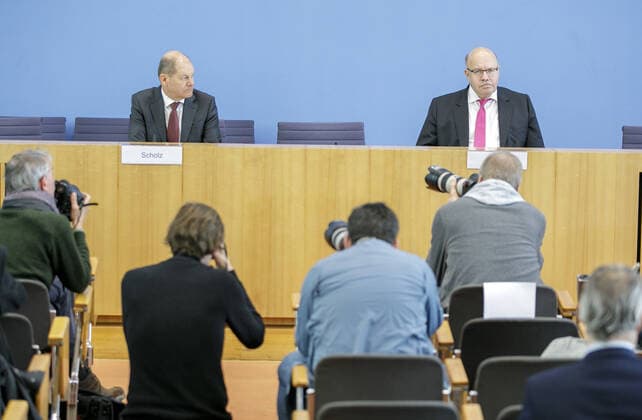 Federal Finance Minister Olaf Scholz, SPD, and Federal Economics Minister Peter Altmaier, CDU, speak at the Federal Press Conference on the Supplementary Budget 2020 and the Response to the Corona Crisis Berlin, 23 03 2020 Berlin Germany Copyright: xThomasxImo photothek.netx