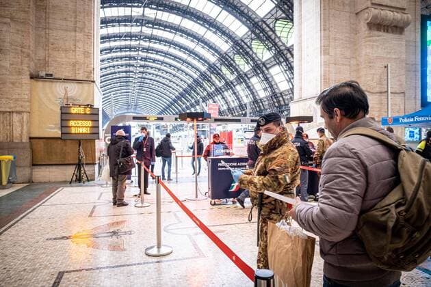 Milan - Coronavirus - Central Station, checks at the gates. (Marco Passaro Fotogramma, Milan - 2020-03-23) p.s. la foto e utilizzabile nel rispetto del contesto in cui e stata scattata, e senza intento diffamatorio del decoro delle persone rappresentate  Copyright: xMarcoxPassarox xFOTOGRAMMAx