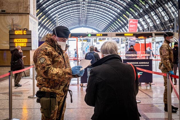 Milan - Coronavirus - Central Station, checks at the gates. (Marco Passaro Fotogramma, Milan - 2020-03-23) p.s. la foto e utilizzabile nel rispetto del contesto in cui e stata scattata, e senza intento diffamatorio del decoro delle persone rappresentate  Copyright: xMarcoxPassarox xFOTOGRAMMAx