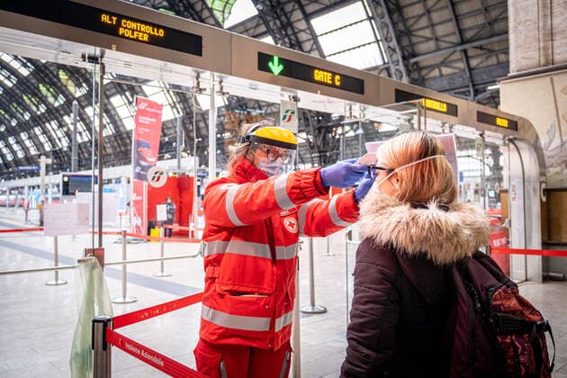 Milan - Coronavirus - Central Station, checks at the gates. Temperature control with thermometer (Marco Passaro Fotogramma, Milan - 2020-03-23) p.s. la foto e utilizzabile nel rispetto del contesto in cui e stata scattata, e senza intento diffamatorio del decoro delle persone rappresentate  Copyright: xMarcoxPassarox xFOTOGRAMMAx