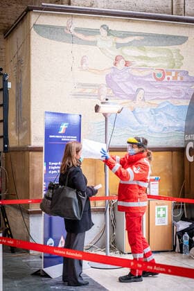 Milan - Coronavirus - Central Station, checks at the gates. Temperature control with thermometer (Marco Passaro Fotogramma, Milan - 2020-03-23) p.s. la foto e utilizzabile nel rispetto del contesto in cui e stata scattata, e senza intento diffamatorio del decoro delle persone rappresentate  Copyright: xMarcoxPassarox xFOTOGRAMMAx