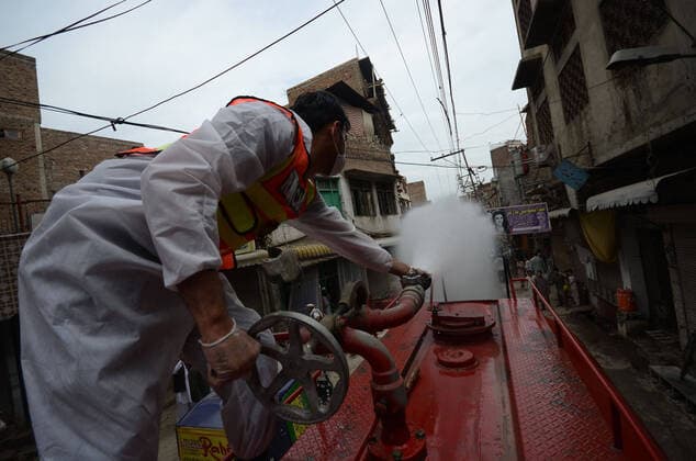 Pakistan: Rescue workers spray disinfectants Pakistani rescue workers spray disinfectants in an effort to curb the spread of corona virus outbreak in Peshawar, Pakistan. The vast majority of people recover from the new corona virus. According to the World Health Organization, most people recover in about two to six weeks, depending on the severity of the illness. Peshawar Citys Khyber Pakhtunkhwa Pakistan Copyright: HussainxAli