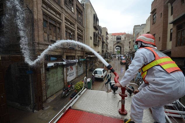 Pakistan: Rescue workers spray disinfectants Pakistani rescue workers spray disinfectants in an effort to curb the spread of corona virus outbreak in Peshawar, Pakistan. The vast majority of people recover from the new corona virus. According to the World Health Organization, most people recover in about two to six weeks, depending on the severity of the illness. Peshawar Citys Khyber Pakhtunkhwa Pakistan Copyright: HussainxAli