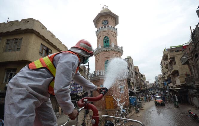 Pakistan: Rescue workers spray disinfectants Pakistani rescue workers spray disinfectants in an effort to curb the spread of corona virus outbreak in Peshawar, Pakistan. The vast majority of people recover from the new corona virus. According to the World Health Organization, most people recover in about two to six weeks, depending on the severity of the illness. Peshawar Citys Khyber Pakhtunkhwa Pakistan Copyright: HussainxAli