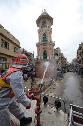 Pakistan: Rescue workers spray disinfectants Pakistani rescue workers spray disinfectants in an effort to curb the spread of corona virus outbreak in Peshawar, Pakistan. The vast majority of people recover from the new corona virus. According to the World Health Organization, most people recover in about two to six weeks, depending on the severity of the illness. Peshawar Citys Khyber Pakhtunkhwa Pakistan Copyright: HussainxAli