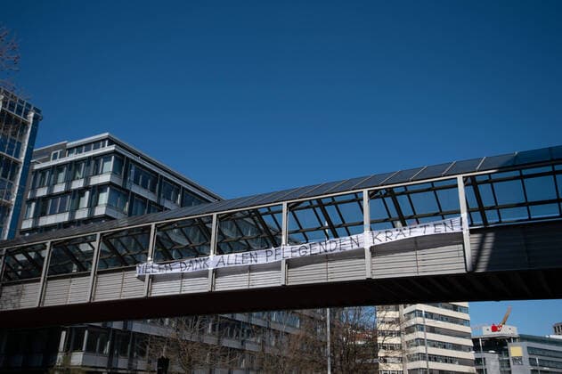 Coronavirus COVID 19 banner with a thank you note to caregivers above Friedrichstrasse Stuttgart Mitte Baden Württemberg Germany Copyright: xLeif-HendrikxPiechowskix