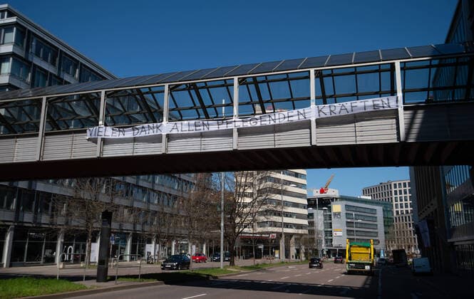 Coronavirus COVID 19 banner with a thank you note to caregivers above Friedrichstrasse Stuttgart Mitte Baden Württemberg Germany Copyright: xLeif-HendrikxPiechowskix