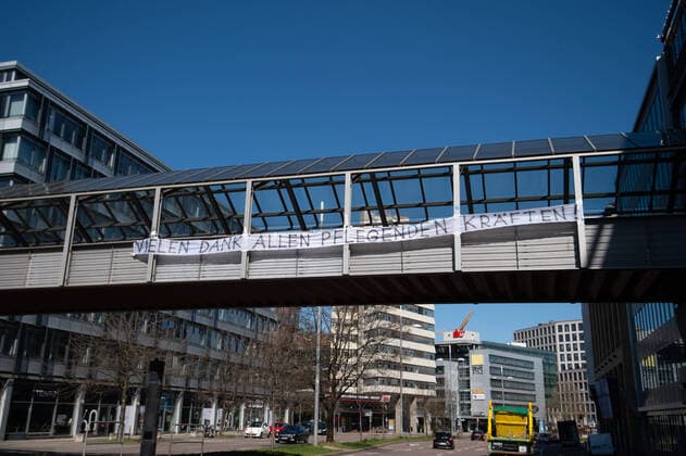 Coronavirus COVID 19 banner with a thank you note to caregivers above Friedrichstrasse Stuttgart Mitte Baden Württemberg Germany Copyright: xLeif-HendrikxPiechowskix