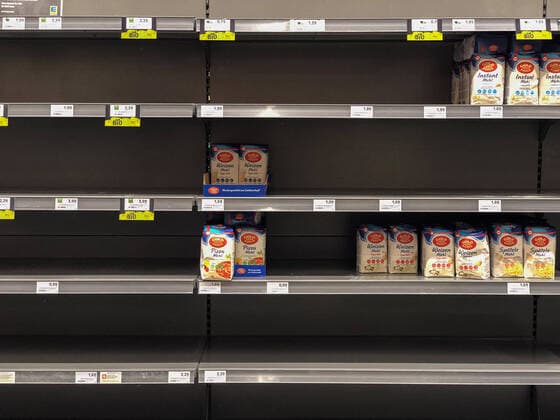 Coronavirus COVID 19 Empty shelves and empty streets in Stuttgart as well as signs with the 2 meter rule keep a distance of 2 meters Stuttgart Mitte Baden Württemberg Germany Copyright: xLeif-HendrikxPiechowskix