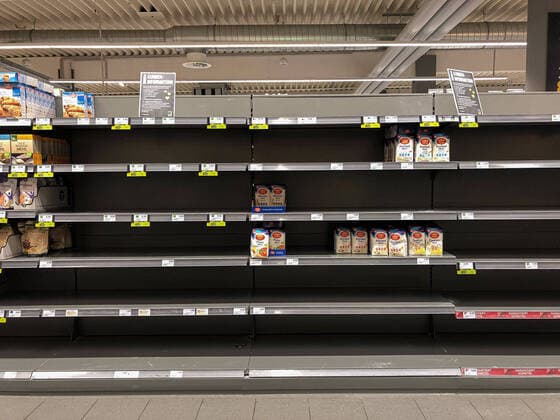 Coronavirus COVID 19 Empty shelves and empty streets in Stuttgart as well as signs with the 2 meter rule keep a distance of 2 meters Stuttgart Mitte Baden Württemberg Germany Copyright: xLeif-HendrikxPiechowskix