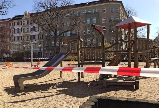 23 03 2020, Berlin, GER Kinderspielplatz ist gesperrt gesperrt, barrier tape, barrier, everyday, outside, outdoor, outdoor shot, Berlin, corona epidemic, corona infection, corona pandemic, coronavir