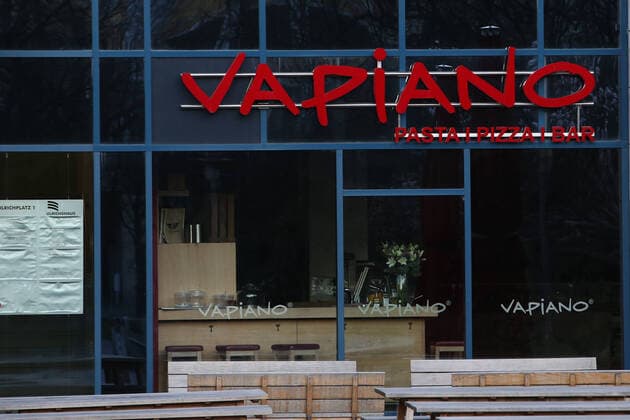 Das Restaurant Vapiano in der Magdeburger Innenstadt hat am Samstagabend geschlossen, alle Tische und Bänke sind noch nicht auf den Sicherheitsabstand angepasst, die Terrasse des Restaurants könnte so nach wie vor von Menschen zum verweilen genutzt werden da auch Absperrungen fehlen *** The restaurant Vapiano in the city centre of Magdeburg is closed on Saturday evening, all tables and benches are not yet adjusted to the safety distance, the terrace of the restaurant could still be used by people to stay because there are no barriers.