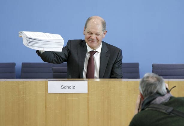 Federal Finance Minister Olaf Scholz, SPD, speaks at the Federal Press Conference on the Supplementary Budget 2020 and the reaction to the Corona Crisis Here he holds a stack of files with the new laws in his camera Berlin, 23 03 2020 Berlin Germany Copyright: xThomasxImo photothek.netx