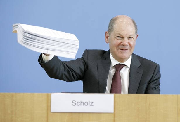 Bilder des Jahres 2020, News 03 März News Themen der Woche KW13 News Bilder des Tages Bundesfinanzminister Olaf Scholz, SPD, spricht in der Bundespressekonferenz zum Nachtragshaushalt 2020 und die Reaktion auf die Corona-Krise. Hier haelt er einen Aktenstapel mit den neunen Gesetzen in die Kamera. Berlin, 23.03.2020 Berlin Deutschland *** Federal Finance Minister Olaf Scholz, SPD, speaks at the Federal Press Conference on the Supplementary Budget 2020 and the reaction to the Corona Crisis Here he holds a stack of files with the new laws in his camera Berlin, 23 03 2020 Berlin Germany Copyright: xThomasxImo photothek.netx