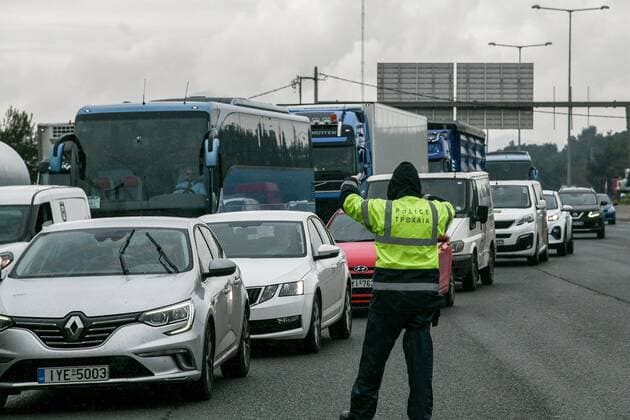 March 23, 2020, Athens, Greece: Police check drivers for valid documents following a lockdown order by the government to help stop the spread of the coronavirus. Greek Prime Minister Kyriakos Mitsotakis has announced a lockdown, starting at 6 a.m. Monday. All citizens and residents must stay at home, or risk a 150-euro fine. Athens Greece - ZUMAe114 20200323_zaa_e114_005 Copyright: xEurokinissix