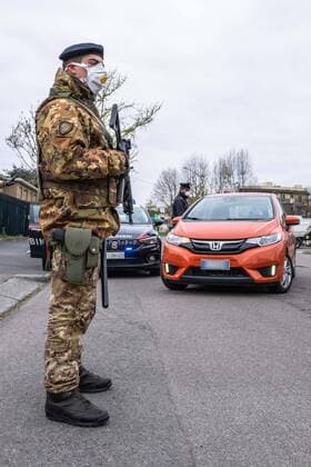 Coronavirus Covid 19 emergency - Military and law enforcement together to carry out checks in Rozzano Pictured: checkpoint in Viale Lombardia, Rozzano (Francesco Bozzo Fotogramma, Rozzano - 2020-03-23) p.s. la foto e utilizzabile nel rispetto del contesto in cui e stata scattata, e senza intento diffamatorio del decoro delle persone rappresentate  Copyright: xFrancescoxBozzox xFOTOGRAMMAx