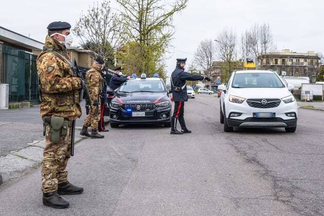 Coronavirus Covid 19 emergency - Military and law enforcement together to carry out checks in Rozzano Pictured: checkpoint in Viale Lombardia, Rozzano (Francesco Bozzo Fotogramma, Rozzano - 2020-03-23) p.s. la foto e utilizzabile nel rispetto del contesto in cui e stata scattata, e senza intento diffamatorio del decoro delle persone rappresentate  Copyright: xFrancescoxBozzox xFOTOGRAMMAx