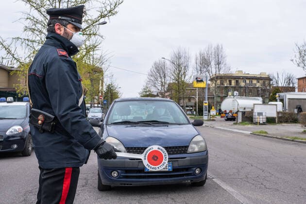 Coronavirus Covid 19 emergency - Military and law enforcement together to carry out checks in Rozzano Pictured: checkpoint in Viale Lombardia, Rozzano (Francesco Bozzo Fotogramma, Rozzano - 2020-03-23) p.s. la foto e utilizzabile nel rispetto del contesto in cui e stata scattata, e senza intento diffamatorio del decoro delle persone rappresentate  Copyright: xFrancescoxBozzox xFOTOGRAMMAx