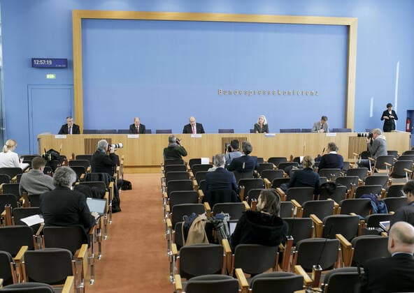 Federal Finance Minister Olaf Scholz, SPD, and Federal Economics Minister Peter Altmaier, CDU, speak at the Federal Press Conference on the Supplementary Budget 2020 and the Response to the Corona Crisis Berlin, 23 03 2020 Berlin Germany Copyright: xThomasxImo photothek.netx