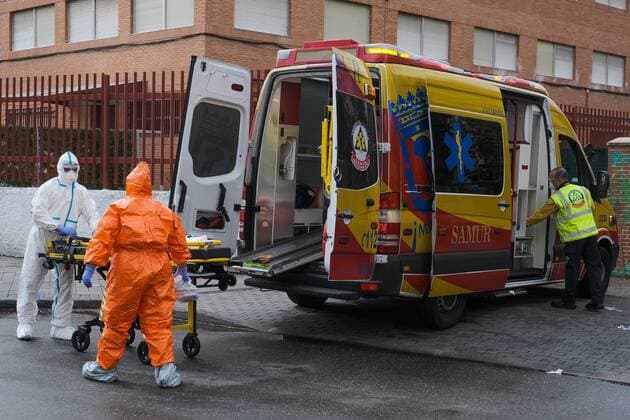 The emergency health units of Madrid, SAMUR, SPAIN preparing to take a future patient with Coronavirus Cordon Press