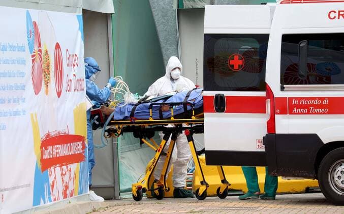 foto ipp giorgio rossi milano 23 03 2020 emergenza coronavirus - covid 19 arrivo del primo paziente nella tensostruttura sportiva adattata in reparto rianimazione all ospedale san raffaele nella foto medici e amulanzieri trasportano il rpimo paziente all interno del reparto  0