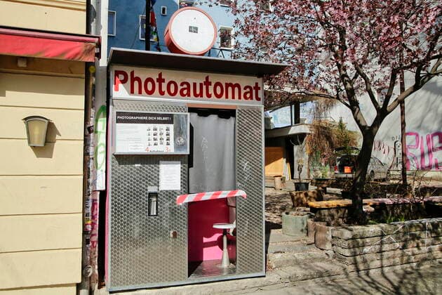 23 03 2020, Berlin, Germany Corona crisis Photo Closed photo booth in Berlin Prenzlauer Berg