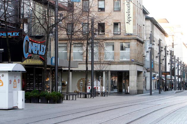 Due to the official order to close all shops and to stop public life as far as possible, the shopping street and pedestrian zone Planken in the city centre of Mannheim, which is otherwise always very busy with passers-by, is largely deserted, Baden Württemberg, Germany