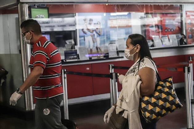 (200323) -- SAO PAULO, March 23, 2020 -- Passengers wearing face masks are seen at Tiete bus station, the main interstate bus terminal in Sao Paulo, Brazil, March 22, 2020. Many countries in Latin America have imposed quarantines to stop the COVID-19 spread, as more and more confirmed cases were reported. In Brazil, one of the hardest-hit countries in the region, the number of cases rose to 1,128 on Saturday, with 18 deaths. In the 26 Brazilian states hit by the virus, Sao Paulo, the worst-hit one, has confirmed 459 cases and 15 deaths. As a result, authorities on March 21 ordered a quarantine and a halt to most economic activities for 15 days. Rahel Patrasso) BRAZIL-SAO PAULO-COVID-19 LaxHeer¡¤patelasuo 