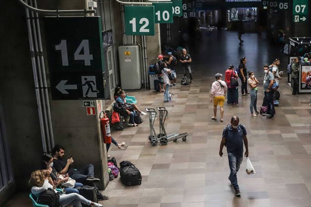 (200323) -- SAO PAULO, March 23, 2020 -- Passengers wait at Tiete bus station, the main interstate bus terminal in Sao Paulo, Brazil, March 22, 2020. Many countries in Latin America have imposed quarantines to stop the COVID-19 spread, as more and more confirmed cases were reported. In Brazil, one of the hardest-hit countries in the region, the number of cases rose to 1,128 on Saturday, with 18 deaths. In the 26 Brazilian states hit by the virus, Sao Paulo, the worst-hit one, has confirmed 459 cases and 15 deaths. As a result, authorities on March 21 ordered a quarantine and a halt to most economic activities for 15 days. Rahel Patrasso) BRAZIL-SAO PAULO-COVID-19 LaxHeer¡¤patelasuo 