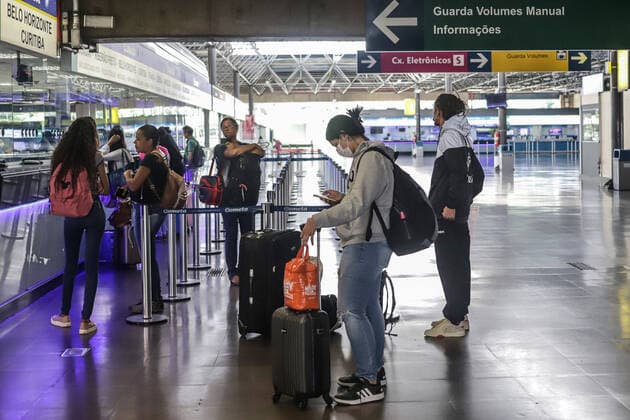 (200323) -- SAO PAULO, March 23, 2020 -- Passengers wait at Tiete bus station, the main interstate bus terminal in Sao Paulo, Brazil, March 22, 2020. Many countries in Latin America have imposed quarantines to stop the COVID-19 spread, as more and more confirmed cases were reported. In Brazil, one of the hardest-hit countries in the region, the number of cases rose to 1,128 on Saturday, with 18 deaths. In the 26 Brazilian states hit by the virus, Sao Paulo, the worst-hit one, has confirmed 459 cases and 15 deaths. As a result, authorities on March 21 ordered a quarantine and a halt to most economic activities for 15 days. Rahel Patrasso) BRAZIL-SAO PAULO-COVID-19 LaxHeer¡¤patelasuo 