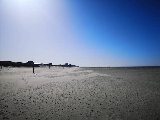 Norderney 2020 Coronavirus COVID 19 23 03 2020, Weststrand, Norderney, Norderney 2020 Coronavirus COVID 19 , Due to the coronavirus pandemic, tourists have been asked to leave the district of Aurich and the islands of Norderney in the picture Empty on the west beach of Norderney in the afternoon of 23 03 2020 nordphotoxKokenge nph00001