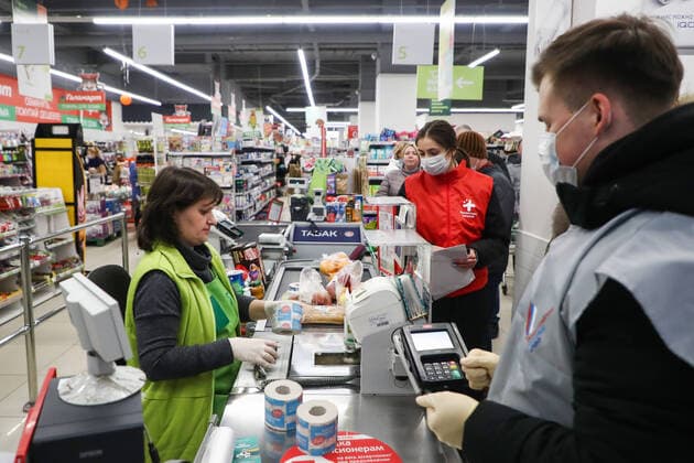 MOSCOW, RUSSIA - MARCH 23, 2020: Volunteers of the Russian Popular Front shopping for groceries in a supermarket. Volunteers deliver groceries, medicines and basic consumer goods to the elderly who are at higher risk of COVID-19 and are staying home to avoid the coronavirus infection. Earlier, Moscow Mayor Sergei Sobyanin recommended that senior citizens and people suffering from chronic diseases stayed home from March 26 till April 14, 2020, amid the COVID-19 coronavirus pandemic. Anton Novoderezhkin TASS  TS0D3255