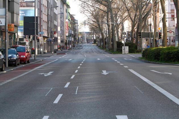 Due to the official order to close all shops and to stop public life as far as possible, car traffic in the city center of Mannheim, as here on Bismarckstraße, has also come to a complete standstill, Baden Württemberg, Germany