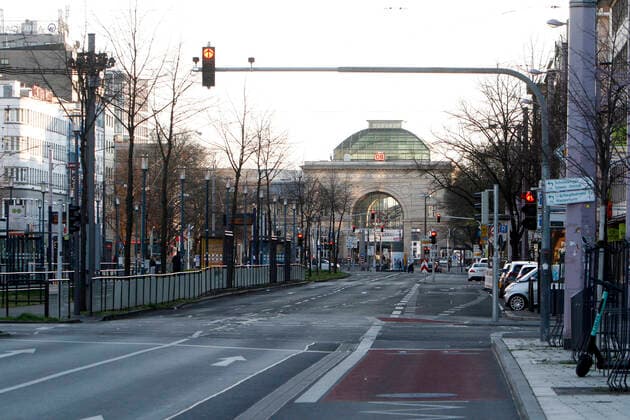 Due to the official order to close all shops and to stop public life as far as possible, car traffic in the city centre of Mannheim, as here at the Kaiserring, has also come to a complete standstill, Baden Württemberg, Germany