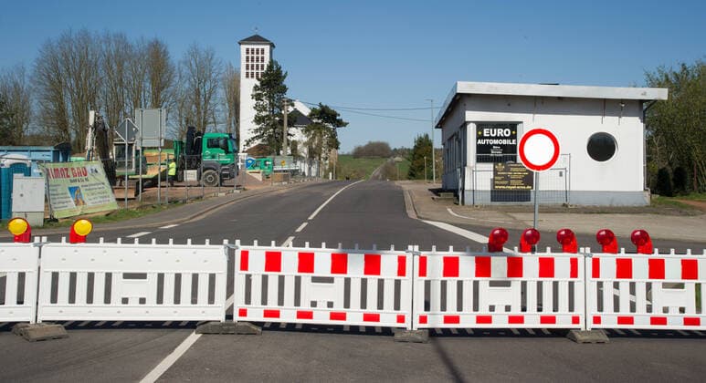 The border crossing at Nassweiler near Saarbrücken on Monday 23 3 2020 is closed A passage between Germany and France for vehicles is no longer permitted bub