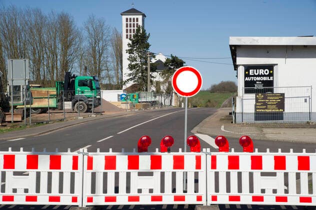 The border crossing at Nassweiler near Saarbrücken on Monday 23 3 2020 is closed A passage between Germany and France for vehicles is no longer permitted bub