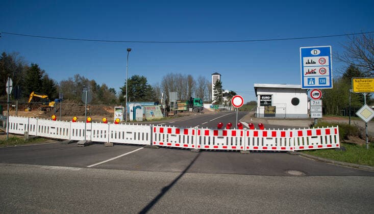 The border crossing at Nassweiler near Saarbrücken on Monday 23 3 2020 is closed A passage between Germany and France for vehicles is no longer permitted bub