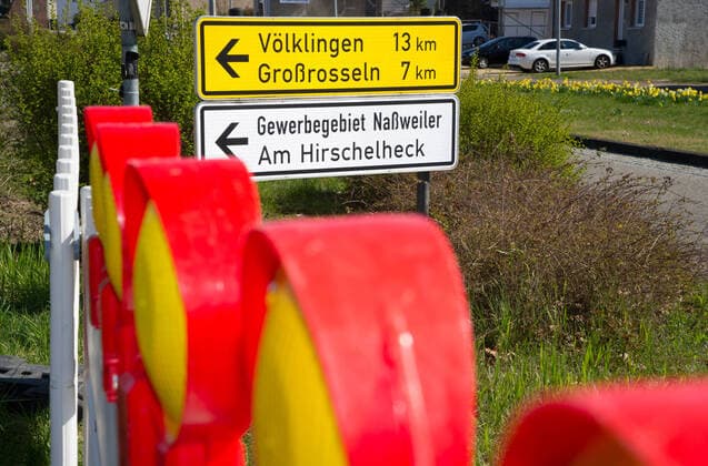 The border crossing at Nassweiler near Saarbrücken on Monday 23 3 2020 is closed A passage between Germany and France for vehicles is no longer permitted bub