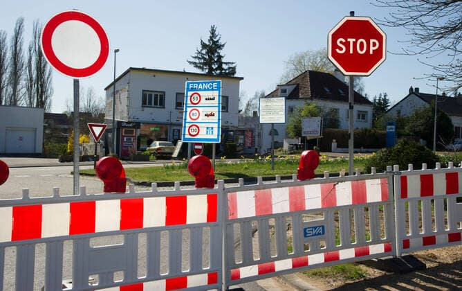 The border crossing at Nassweiler near Saarbrücken on Monday 23 3 2020 is closed A passage between Germany and France for vehicles is no longer permitted bub