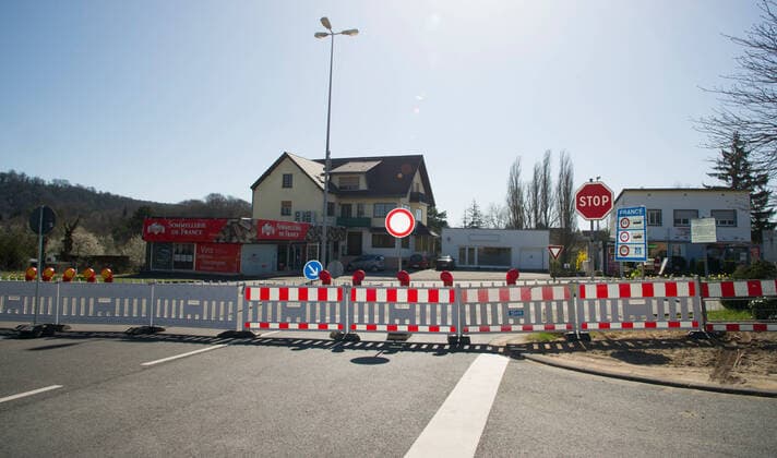 The border crossing at Nassweiler near Saarbrücken on Monday 23 3 2020 is closed A passage between Germany and France for vehicles is no longer permitted bub