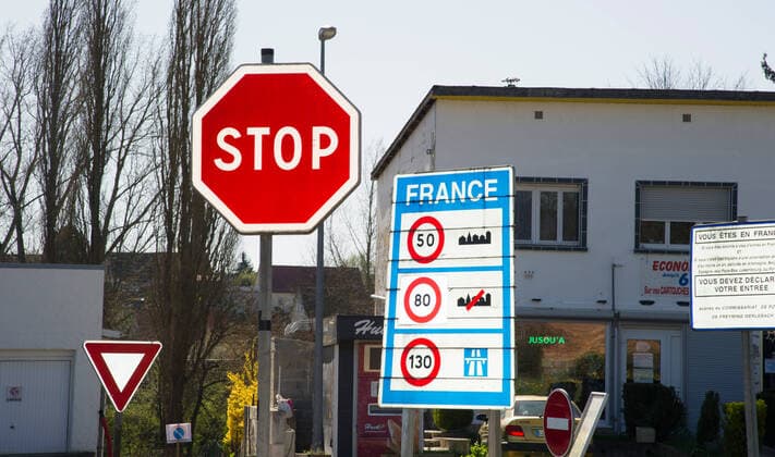 The border crossing at Nassweiler near Saarbrücken on Monday 23 3 2020 is closed A passage between Germany and France for vehicles is no longer permitted bub