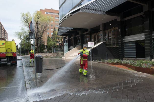 March 23, 2020, Madrid, MADRID, SPAIN: Environment workers disinfect the entrance of the Hotel Colon during ninenth day after the Government declared the state of alarm in Spain and recommended people to stay at home to fight coronavirus COVID-19 on March 23, 2020 in Madrid, Spain Madrid SPAIN - ZUMAa181 20200323_zaa_a181_054 Copyright: xJoaquinxCorcherox