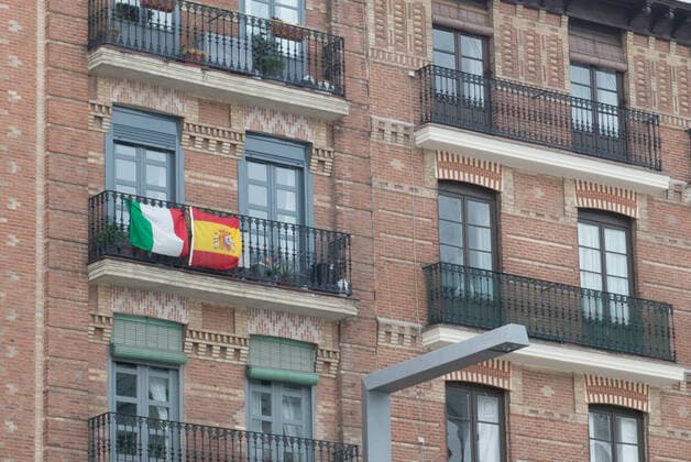 March 23, 2020, Madrid, MADRID, SPAIN: Flag of Spain and Italy together on a balcony during ninenth day after the Government declared the state of alarm in Spain and recommended people to stay at home to fight coronavirus COVID-19 on March 23, 2020 in Madrid, Spain Madrid SPAIN - ZUMAa181 20200323_zaa_a181_063 Copyright: xJoaquinxCorcherox