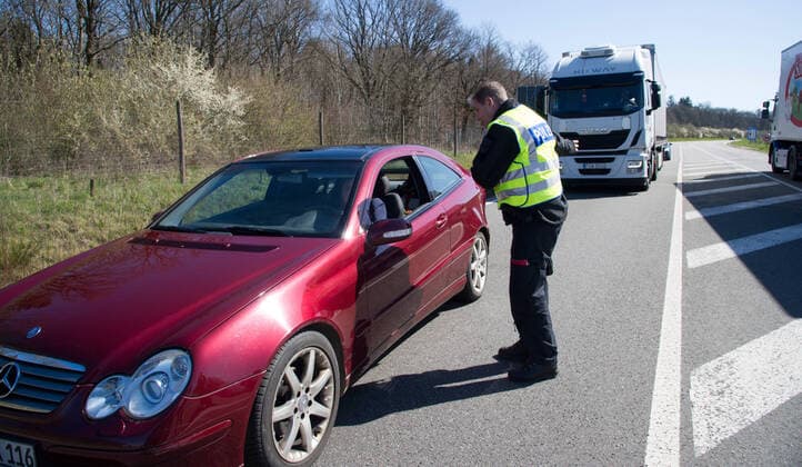 The Überherrn border crossing on Monday 23 3 2020 will remain open for commuters A passage between Germany and France is no longer permitted for vehicles without written confirmation that they are crossing the border to work bub