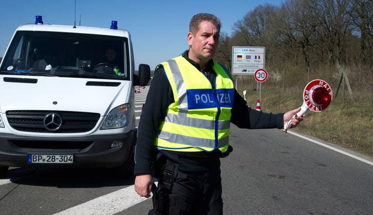 The Überherrn border crossing on Monday 23 3 2020 will remain open for commuters A passage between Germany and France is no longer permitted for vehicles without written confirmation that they are crossing the border to work bub
